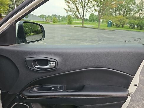 Used 2018 Jeep Compass Latitude FWD image 14