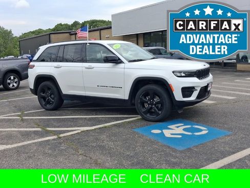 Used 2023 Jeep Grand Cherokee Altitude AWD/4WD image 4