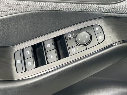 Used 2023 Nissan Rogue S image 12