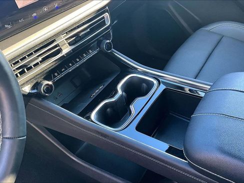 Used 2025 Chevrolet Traverse LT image 18