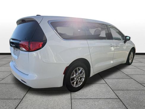 Used 2023 Chrysler Voyager LX image 5
