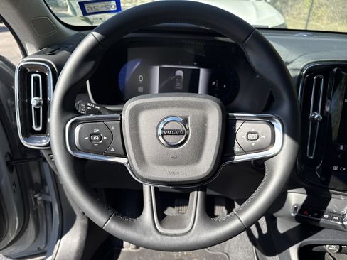 Used 2025 Volvo XC40 B5 Core image 27