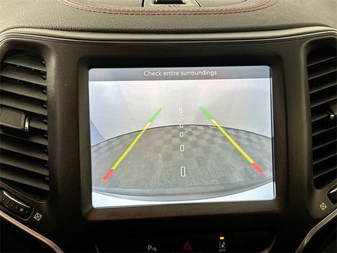 Used 2022 Jeep Cherokee Trailhawk image 11