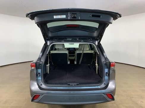 Used 2022 Toyota Highlander XLE FWD image 12