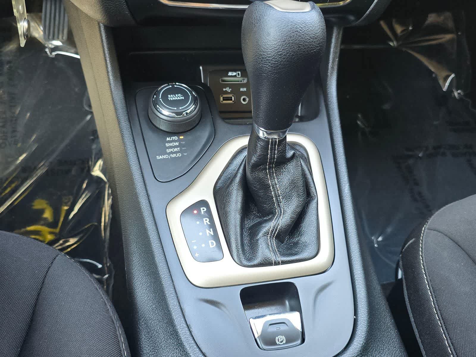 Used 2015 Jeep Cherokee Latitude w/ Cold Weather Group AWD/4WD image 17