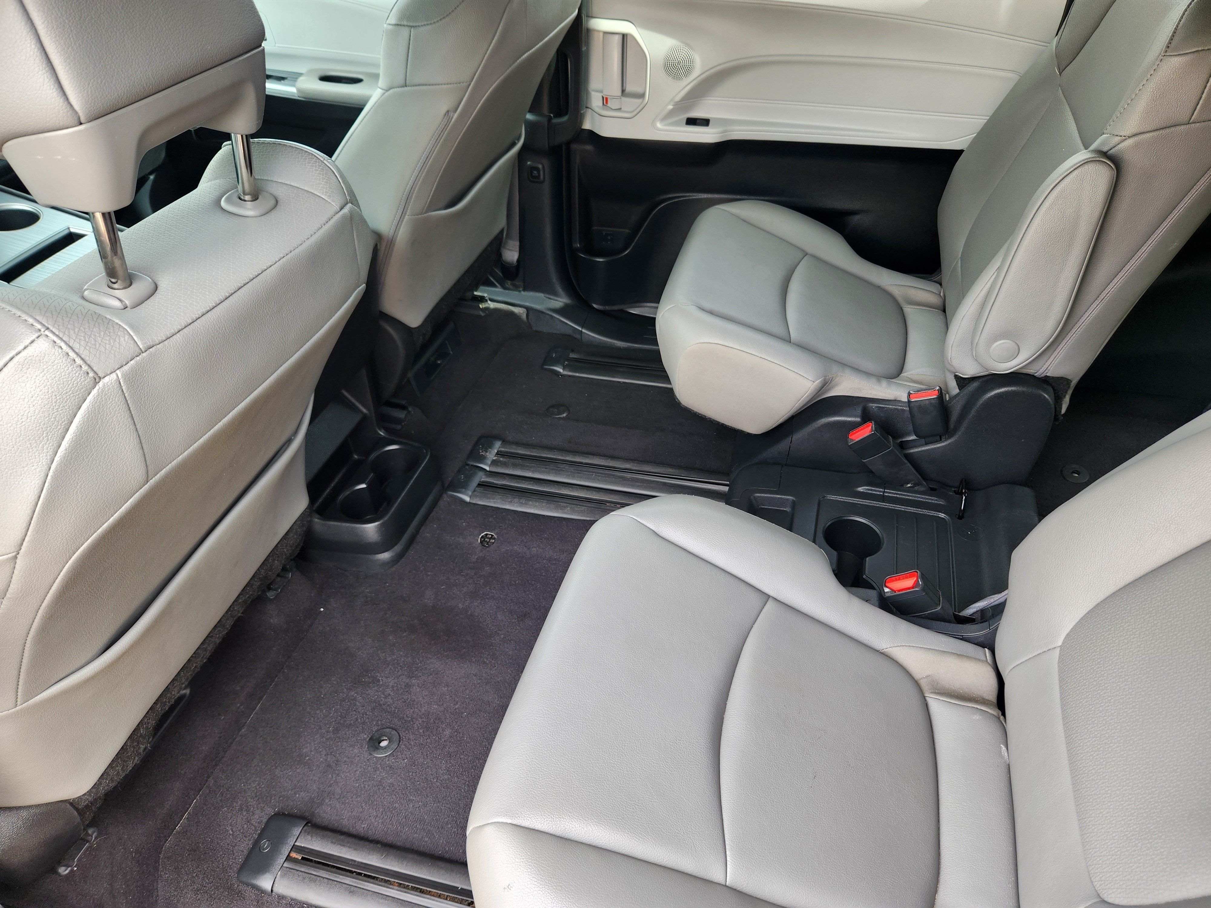 Used 2025 Toyota Sienna XLE FWD image 20