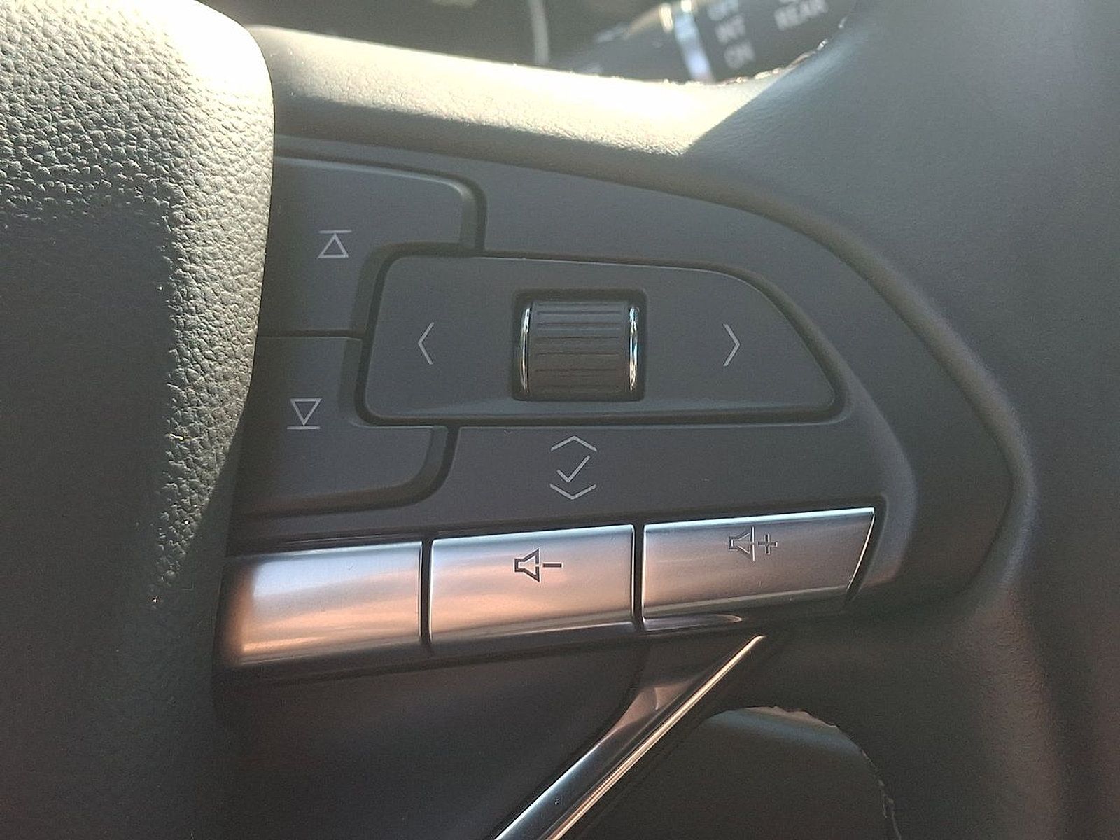 Certified 2025 Cadillac XT6 Luxury AWD/4WD image 18