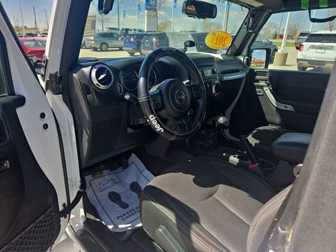 Used 2017 Jeep Wrangler Sahara w/ Connectivity Group image 27