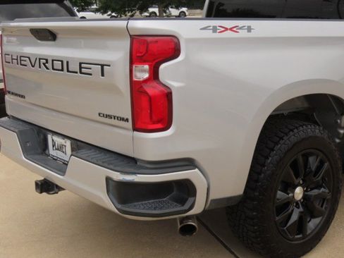Used 2020 Chevrolet Silverado 1500 Custom w/ Custom Value Package AWD/4WD image 10