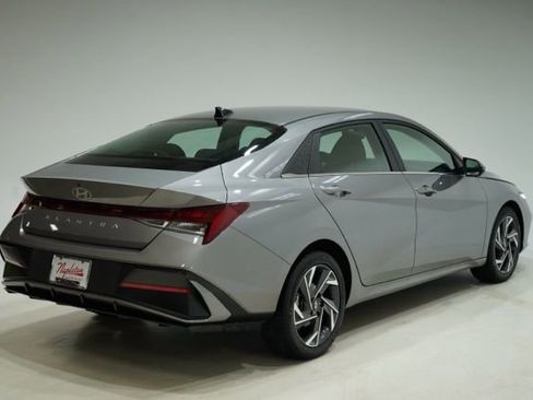 Used 2025 Hyundai Elantra SEL image 8