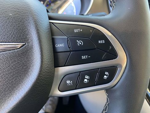 Used 2024 Chrysler Pacifica Touring-L image 21