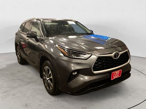 Used 2022 Toyota Highlander XLE image 7