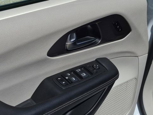 Used 2024 Chrysler Pacifica Touring-L FWD image 12