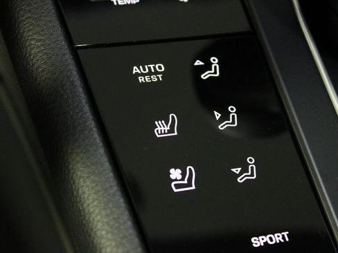 Certified 2026 Porsche Macan AWD/4WD image 30