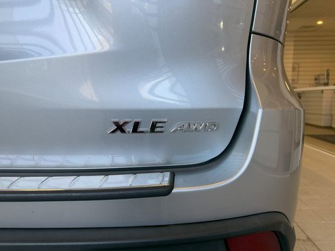 Used 2017 Toyota Highlander SE image 8