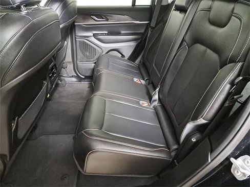 Used 2023 Jeep Grand Cherokee Limited image 11