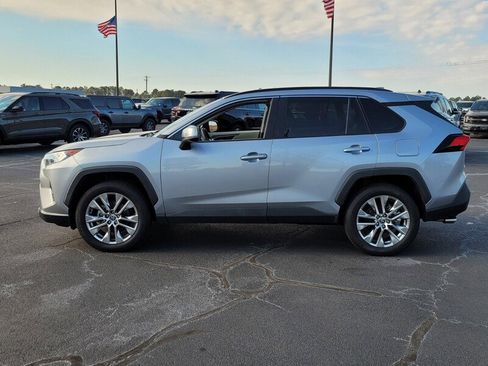 Used 2021 Toyota RAV4 XLE Premium image 4