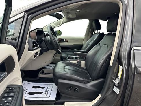 Used 2017 Chrysler Pacifica Touring-L FWD image 10