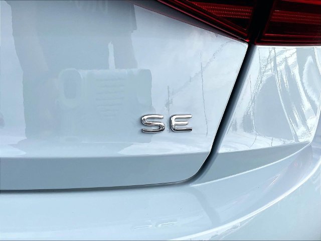 Certified 2025 Volkswagen Jetta SE w/ Sunroof Package FWD image 18