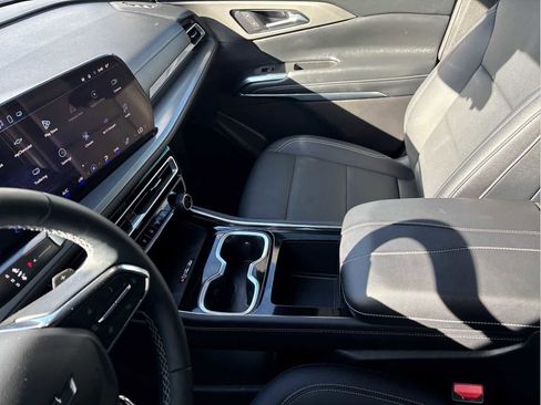 Used 2025 Chevrolet Traverse LT w/ Midnight/Sport Edition image 23