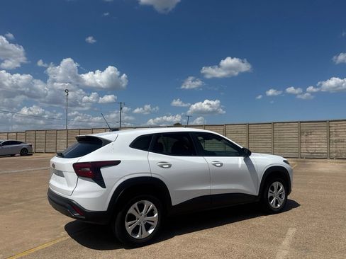 Used 2025 Chevrolet Trax LS FWD image 22