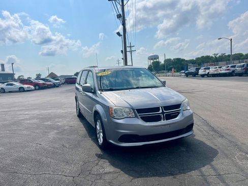 Used 2014 Dodge Grand Caravan SXT FWD image 3