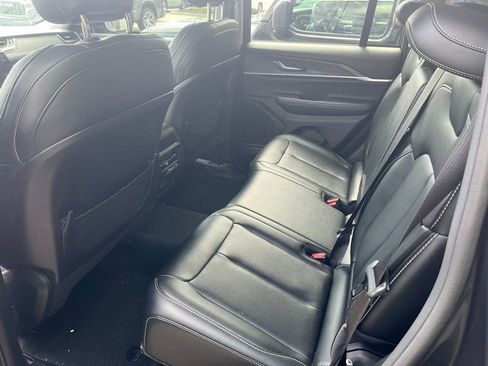 Used 2023 Jeep Grand Cherokee Limited AWD/4WD image 8