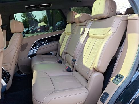 Used 2025 Land Rover Range Rover Long Wheelbase SE image 12