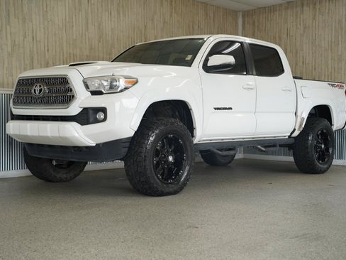 Used 2017 Toyota Tacoma TRD Sport w/ Tow Package (A/T) AWD/4WD image 4