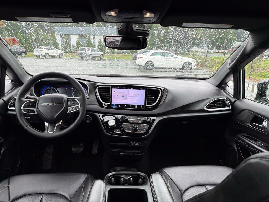 Used 2025 Chrysler Pacifica Select FWD image 8
