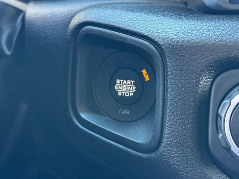Used 2025 Jeep Gladiator Sport AWD/4WD image 32
