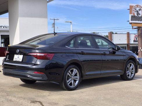 Used 2024 Volkswagen Jetta SE w/ Panoramic Sunroof Package image 6