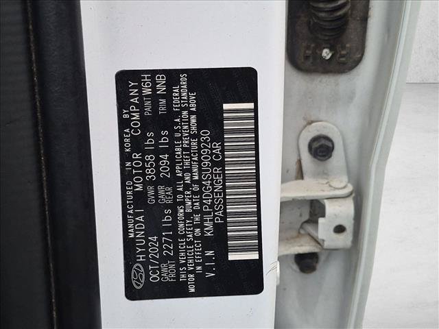 Used 2025 Hyundai Elantra Limited FWD image 25