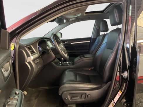 Used 2019 Toyota Highlander XLE AWD/4WD image 23