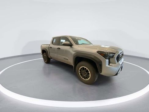 Certified 2025 Toyota Tacoma TRD Off-Road AWD/4WD image 2