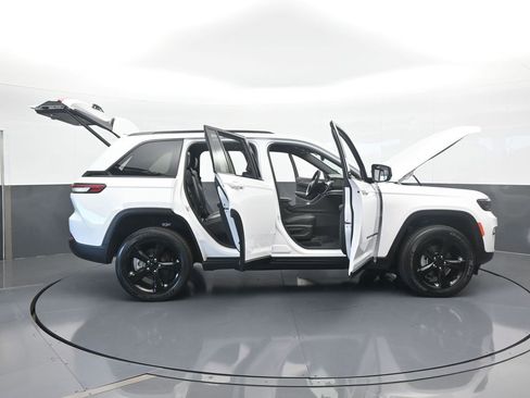 Used 2025 Jeep Grand Cherokee Altitude image 72