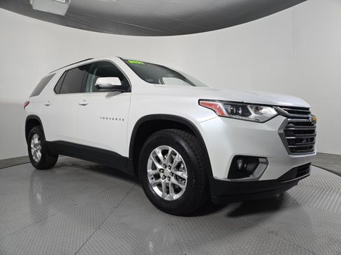 Used 2021 Chevrolet Traverse LT image 2