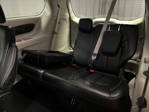 Used 2024 Chrysler Pacifica Touring-L image 24