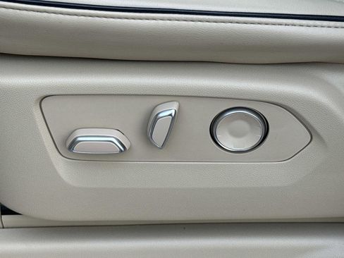 Used 2021 Cadillac Escalade Premium Luxury image 16