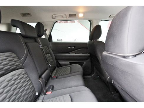 Used 2022 Nissan Pathfinder SV image 9