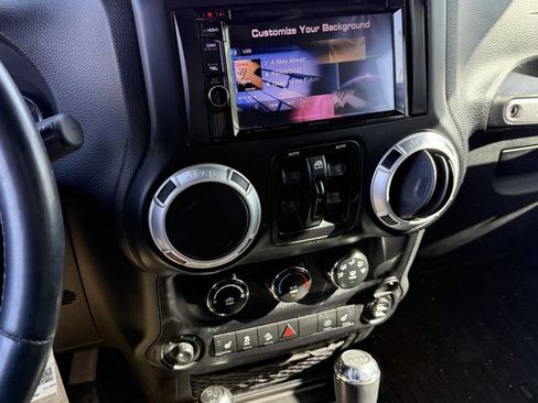 Used 2015 Jeep Wrangler Unlimited Sahara AWD/4WD image 4