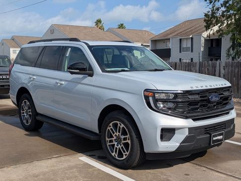 New 2025 Ford Expedition Active image 3