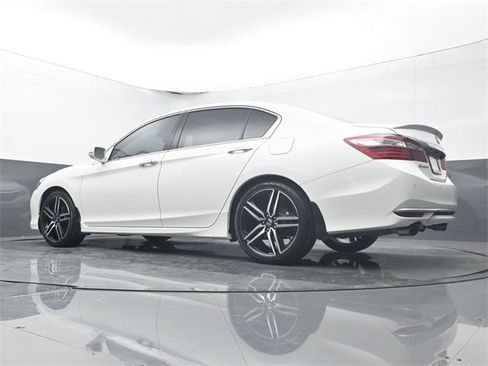 Used 2017 Honda Accord Touring image 21