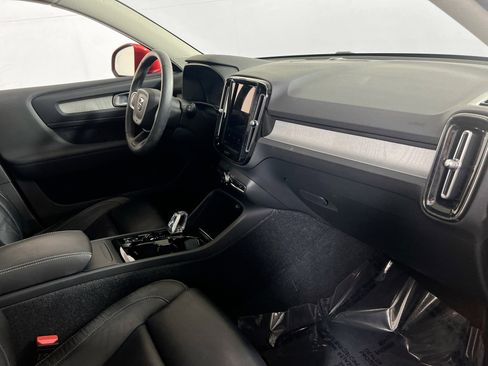 Used 2023 Volvo XC40 B5 Plus image 29