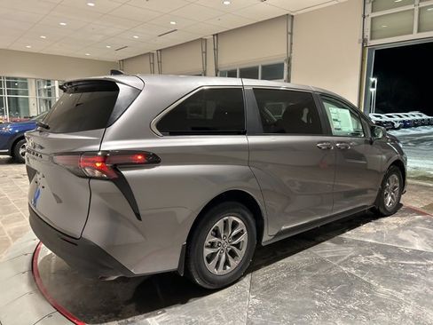 New 2026 Toyota Sienna LE image 7