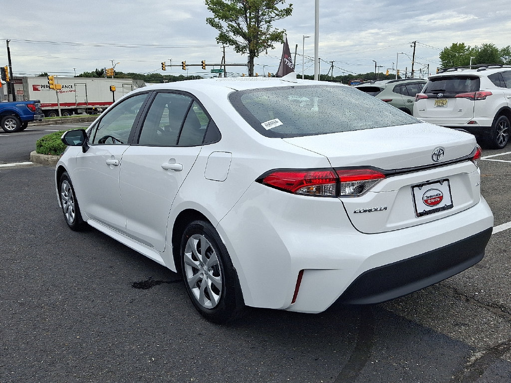 Used 2026 Toyota Corolla LE FWD image 4