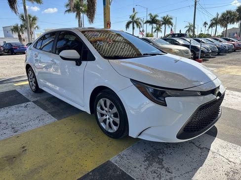 Used 2020 Toyota Corolla LE FWD image 3