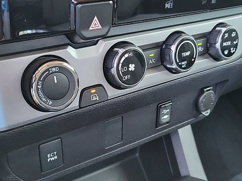 Used 2017 Toyota Tacoma SR5 AWD/4WD image 33