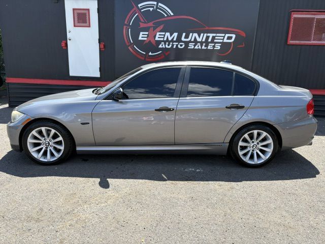 Used 2009 BMW 328i xDrive Sedan AWD/4WD image 2