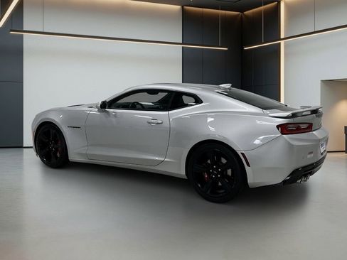Used 2018 Chevrolet Camaro SS RWD image 3